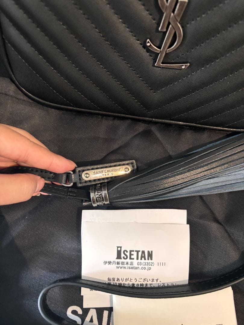 YSL ブラック ショルダーバッグ タッセル付き YSL ブラック ショルダーバッグ タッセル付き