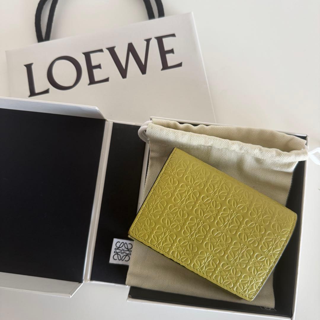 ! LOEWE エンボスロゴ レザー三つ折り財布