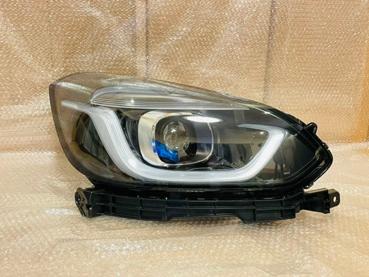 0409【美品・破損無】フィット GR系 ヘッドライト W4395 運転席側