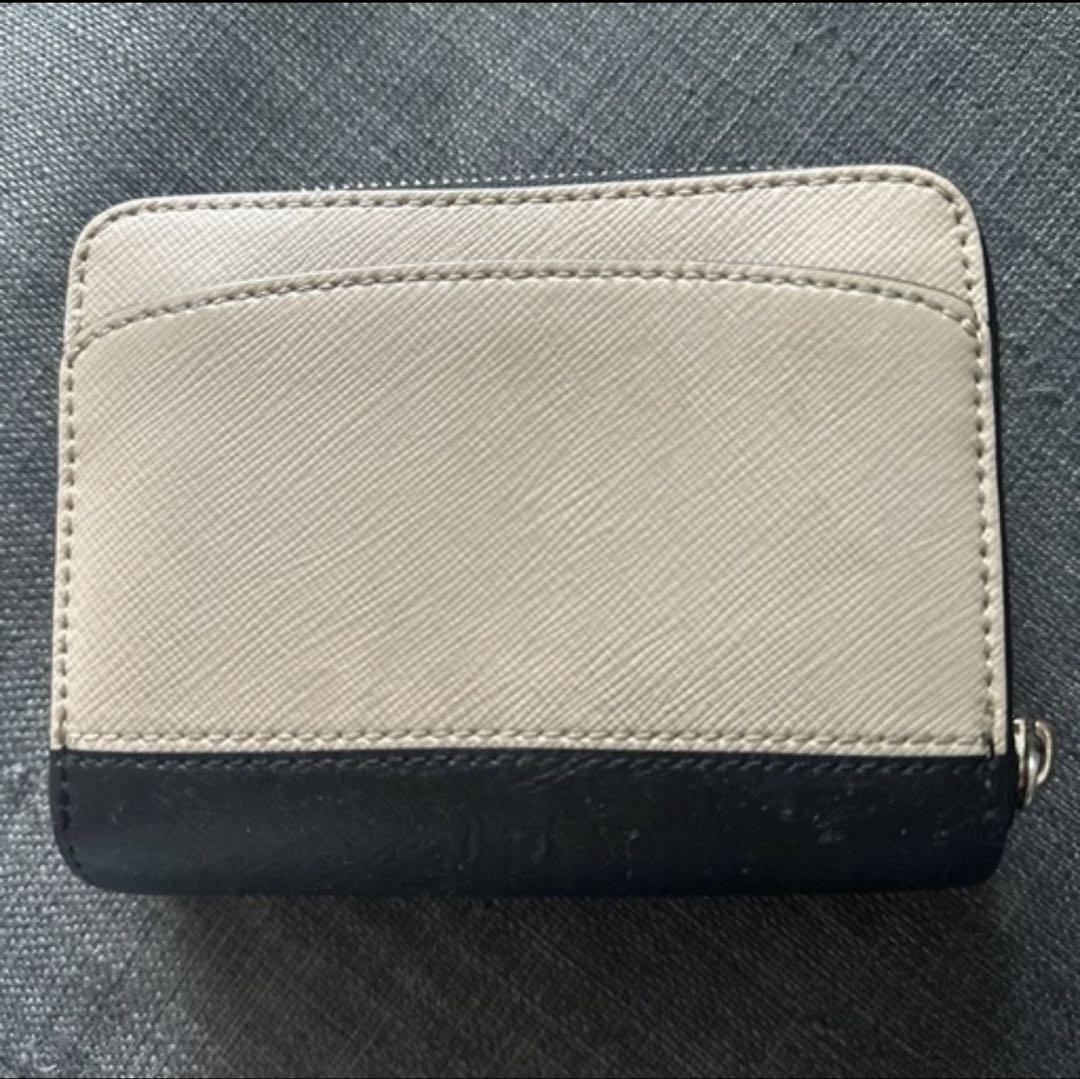 大学生 割引 kate spade メルカリ - ベージュ/ブラック 二つ折り財布 小物