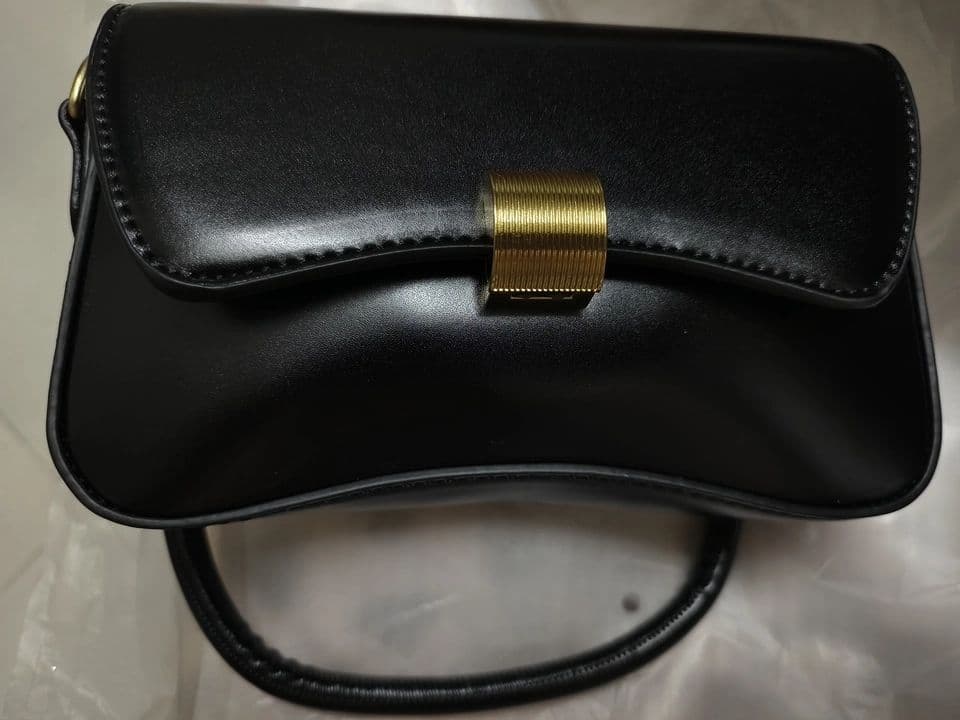 ブラックショルダーバッグ フラップ式 5,460円