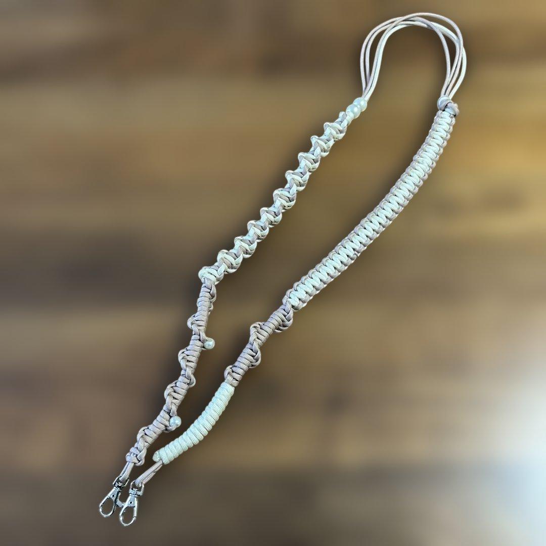 ベージュ パラコードショルダーストラップパールビーズ