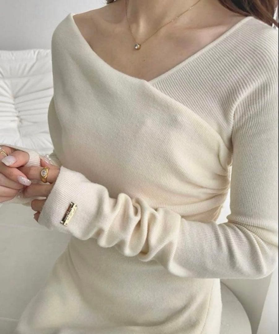 新品【Ogue. 】ワンショルダー デコルテニット ロングワンピース 白 新品【Ogue. 】ワンショルダー デコルテニット ロングワンピース 白