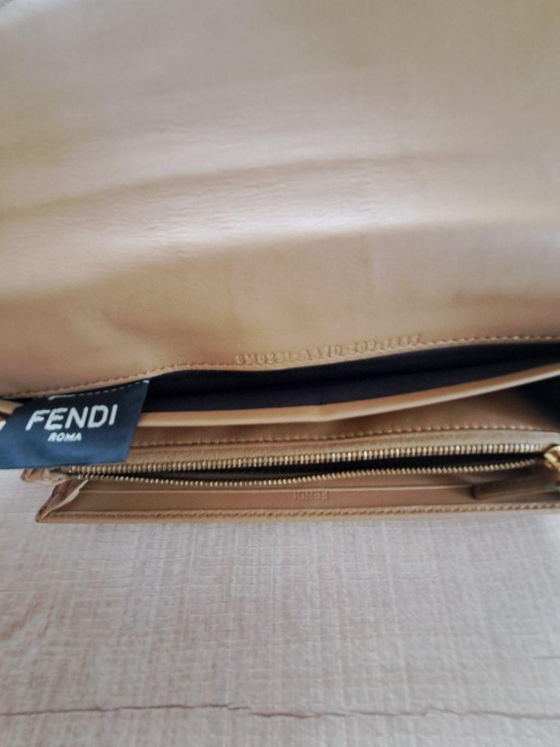 Fendi エンボス加工 ベージュ長財布
