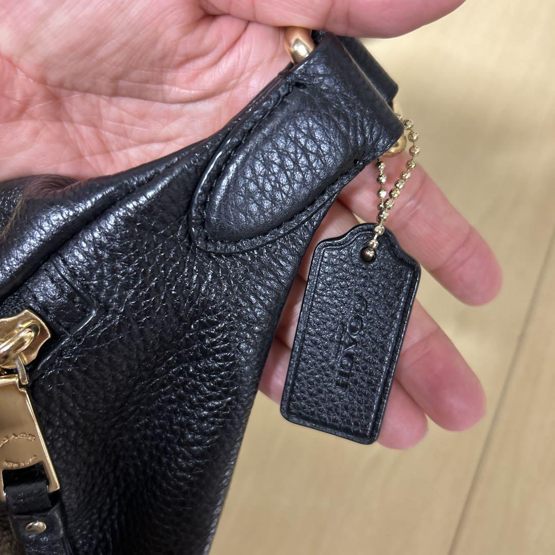 COACH ブラックレザーボディバッグ