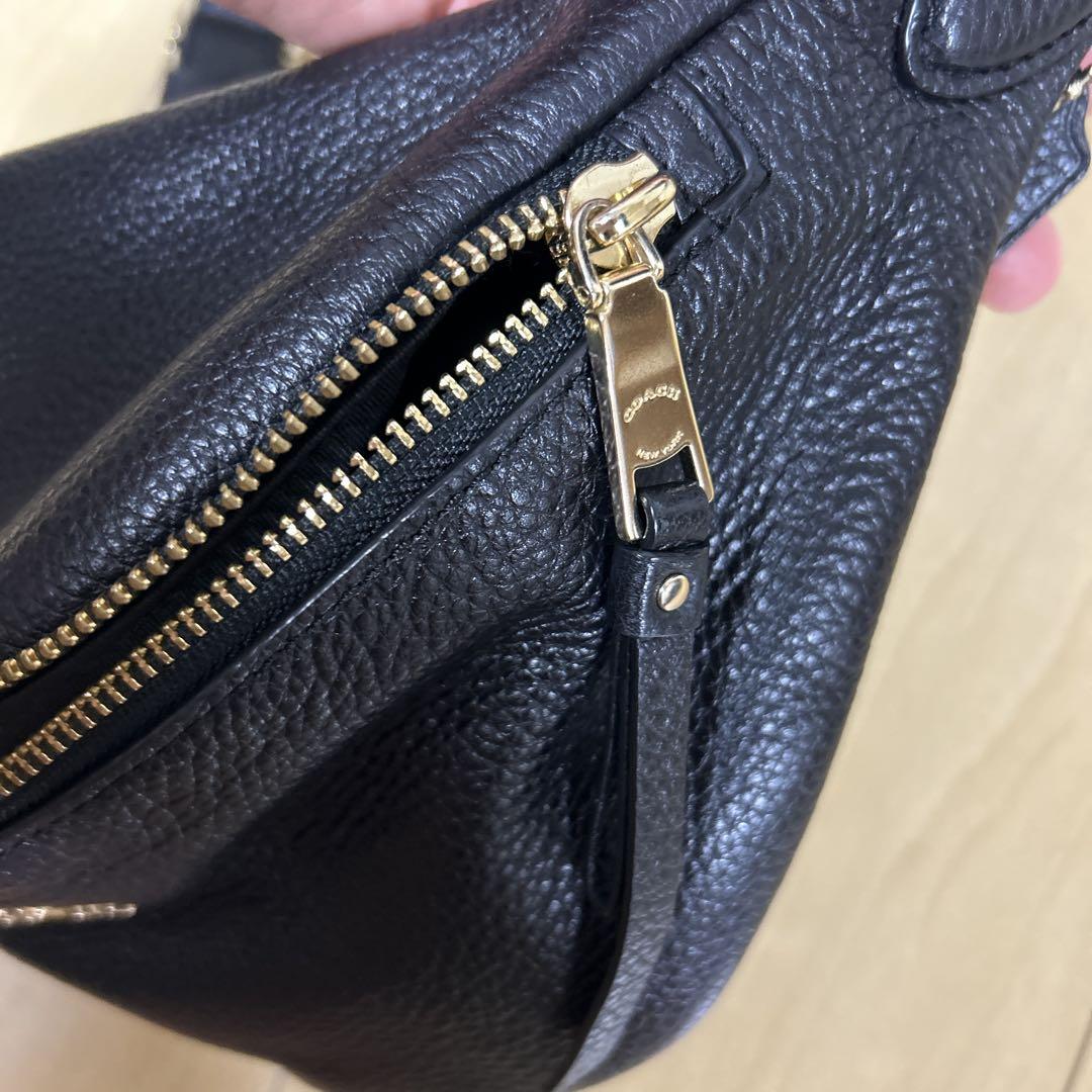 COACH ブラックレザーボディバッグ