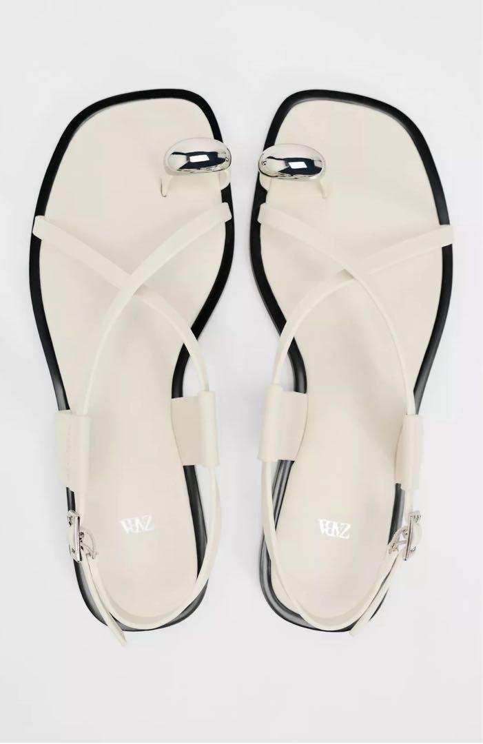ZARA メタルビジュー付きストラップフラットサンダル　バックル留め