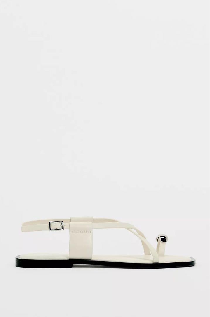 ZARA メタルビジュー付きストラップフラットサンダル　バックル留め