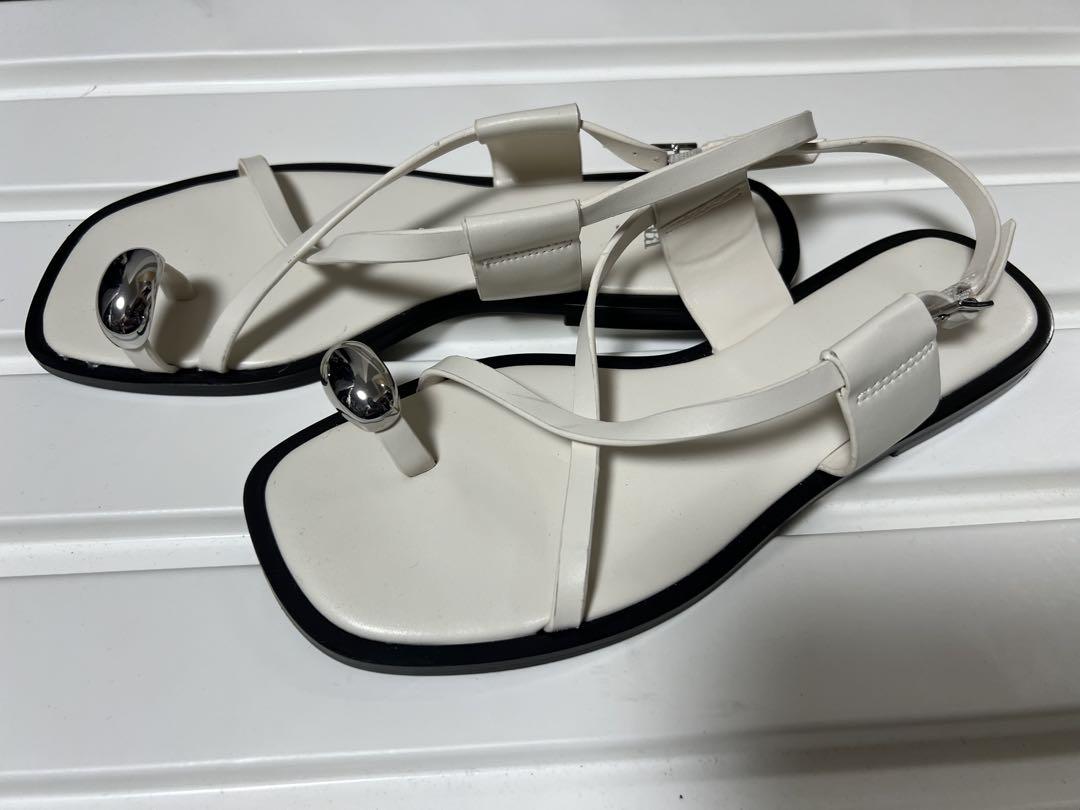 ZARA メタルビジュー付きストラップフラットサンダル　バックル留め