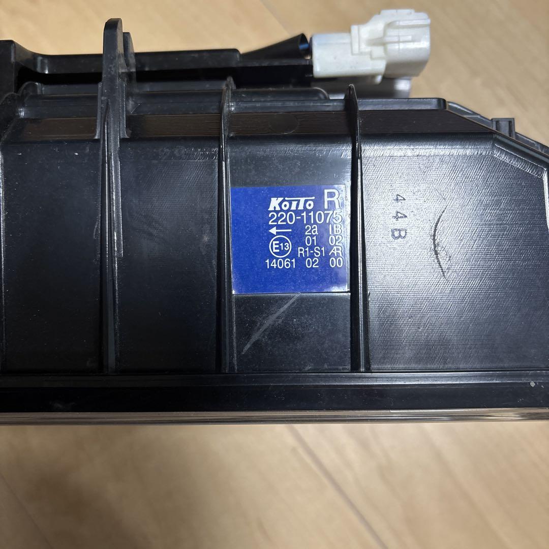 【新車外し】小糸　オールLED テールランプ　　KOITO 3連タイプ