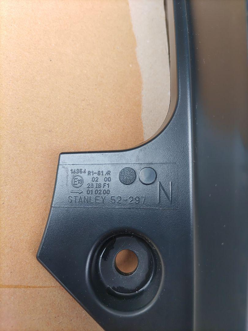 NHP10 アクア 中期 LED テール ライト 右側
