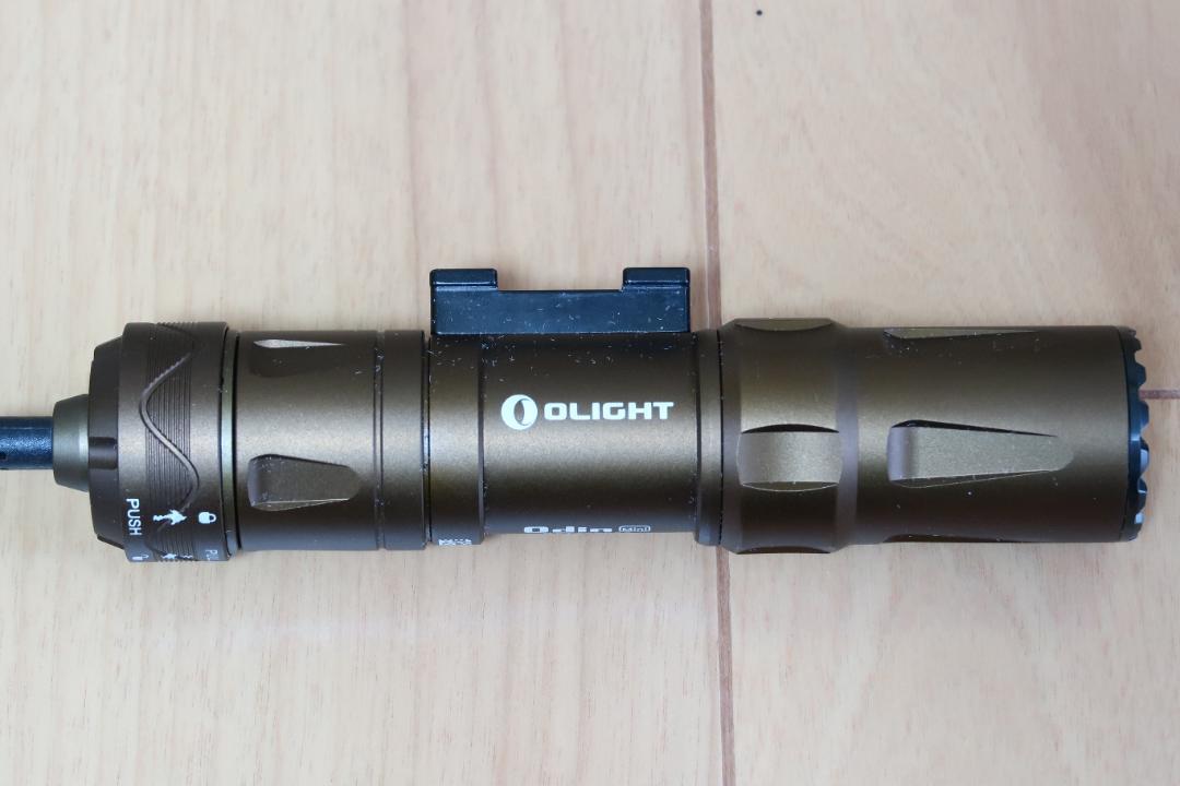 Olight Odin mini 1250ルーメン タクティカルライト 砂漠色