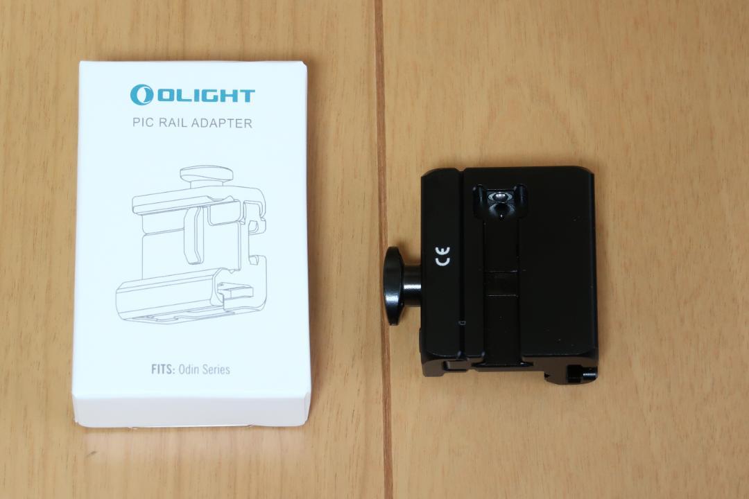 Olight Odin mini 1250ルーメン タクティカルライト 砂漠色