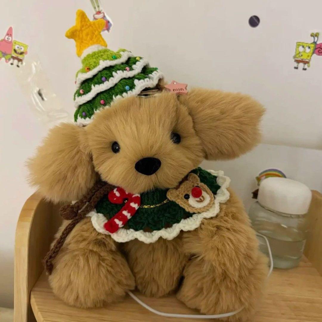 クリスマスツリーの帽子をかぶった犬のぬいぐるみ