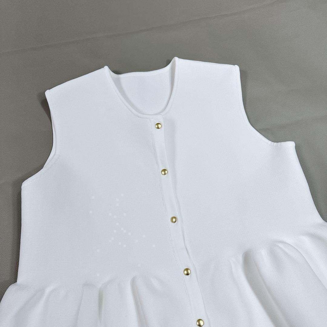 美品 ビアズリー BEARDSLEY ペプラムノースリーブジレ 白 ストレッチ