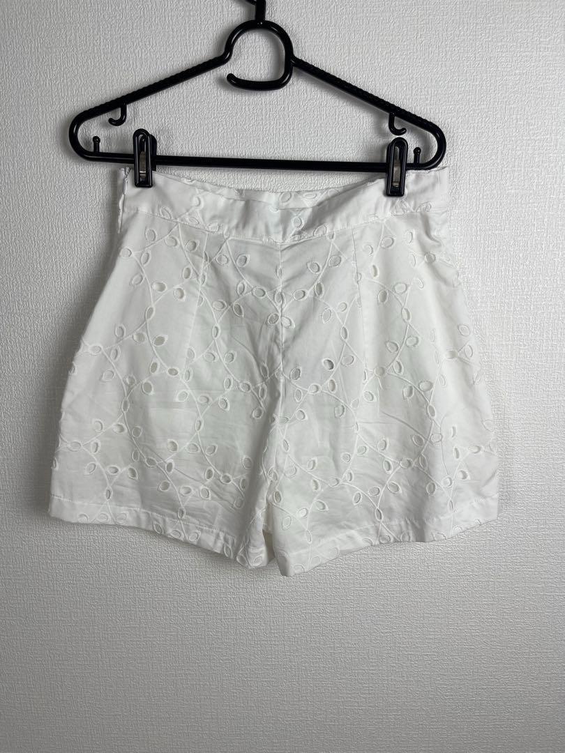 【新品タグ付き】ZARA ザラ 刺繍ホワイトショートパンツ XSパンツ