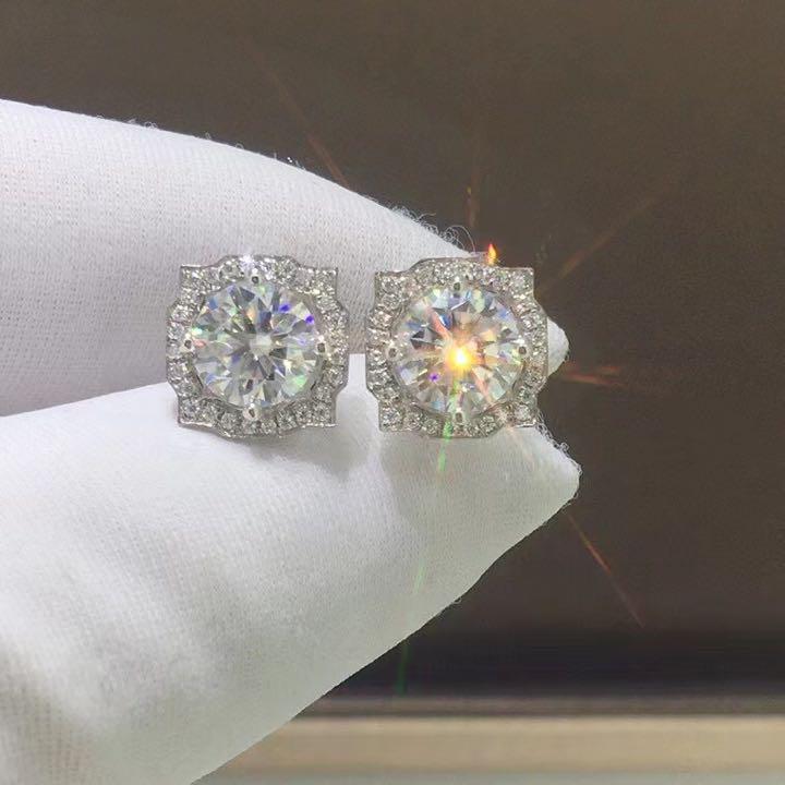 newデザイン】輝くモアサナイト ピアス K18WGアウトレ
