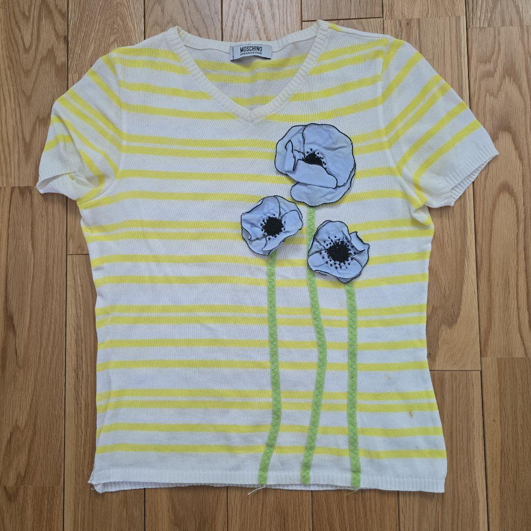 MOSCHINOの花刺繍 半袖Vネックセーター 白と黄色
