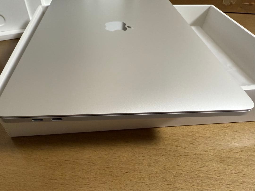MacBook Pro M2 8GB/256GB 13インチ