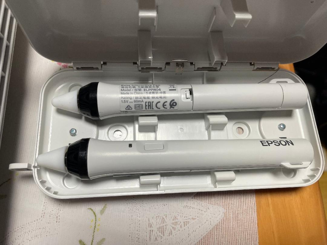 よく見る「芸能人が愛用 EPSON EB-536WT ランプ28/0H Wi-Fi/電子ペン/指示棒付 プロジェクター