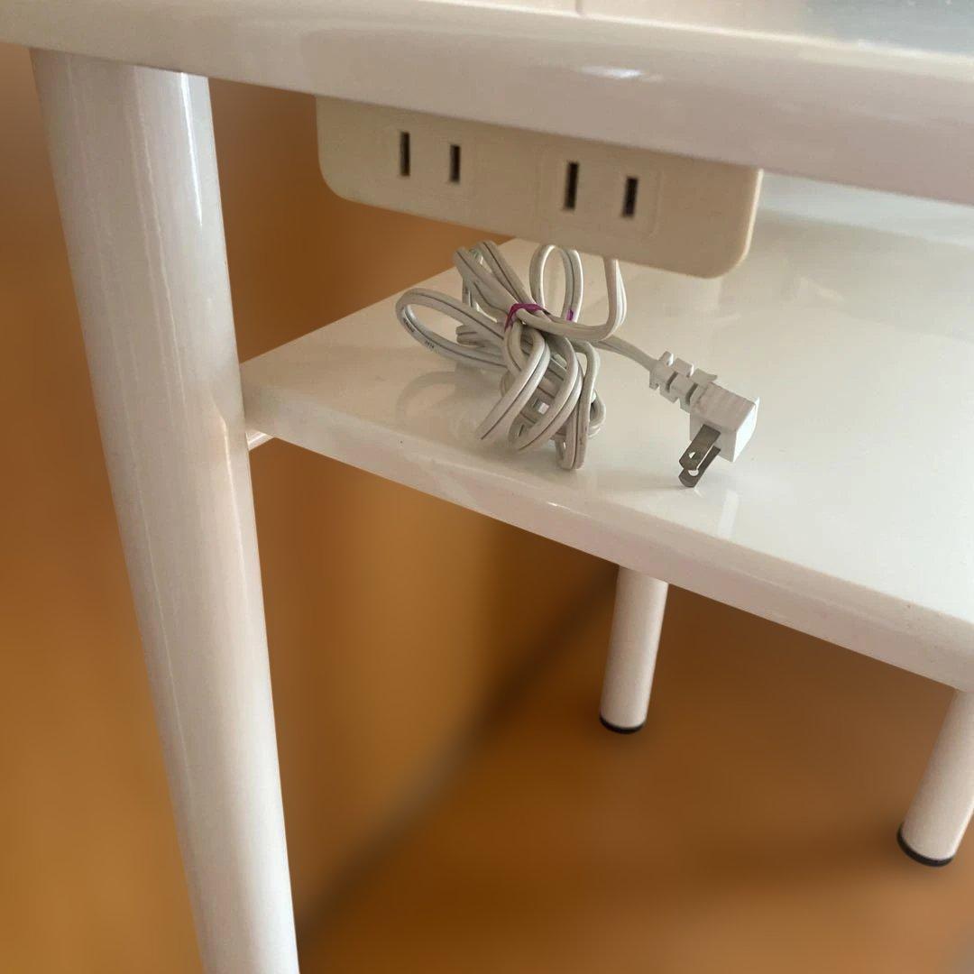 ネイルテーブル 下段棚付きやや傷や汚れあり