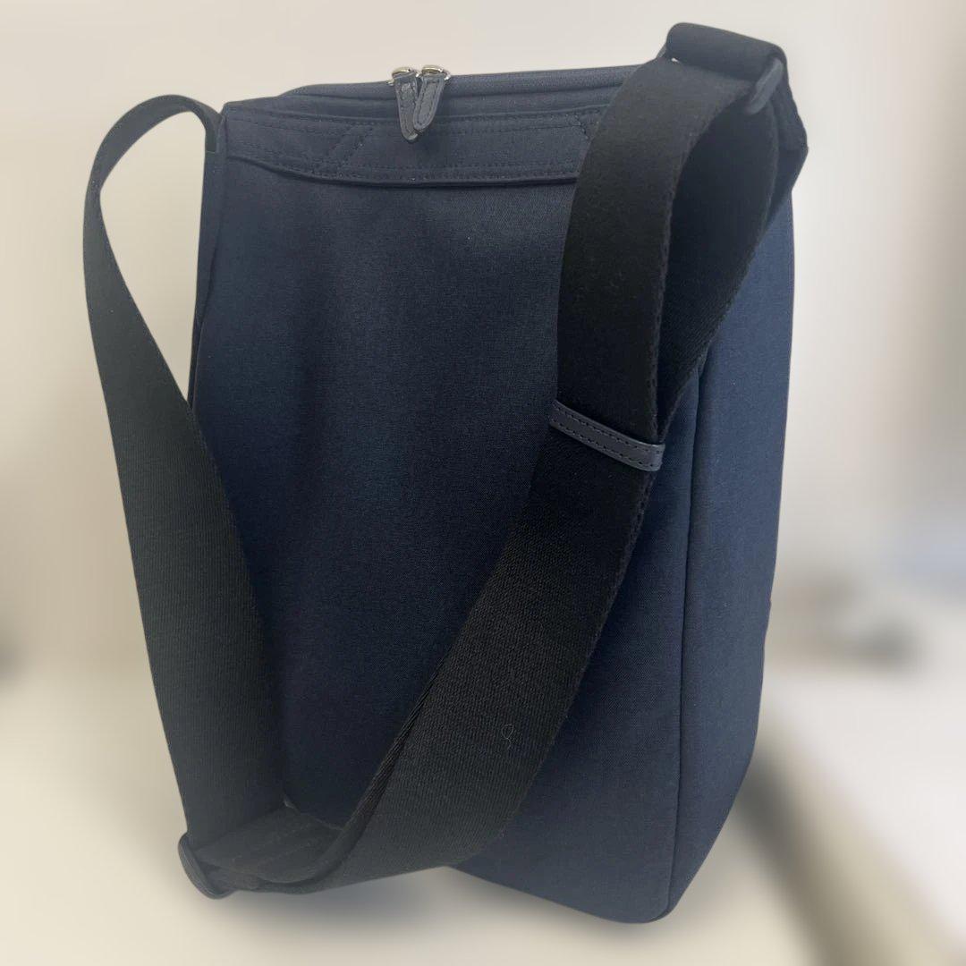 美品　ショルダーバッグ　ひらくPCバッグmini ネイビー