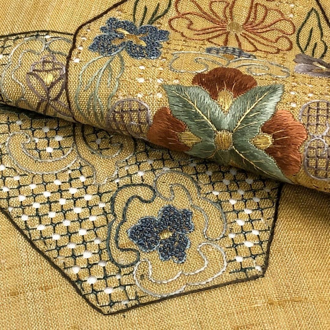 名古屋帯 紬 刺繍柄 汕頭刺繍 相良刺繍 花唐草模様 黄橡色 O