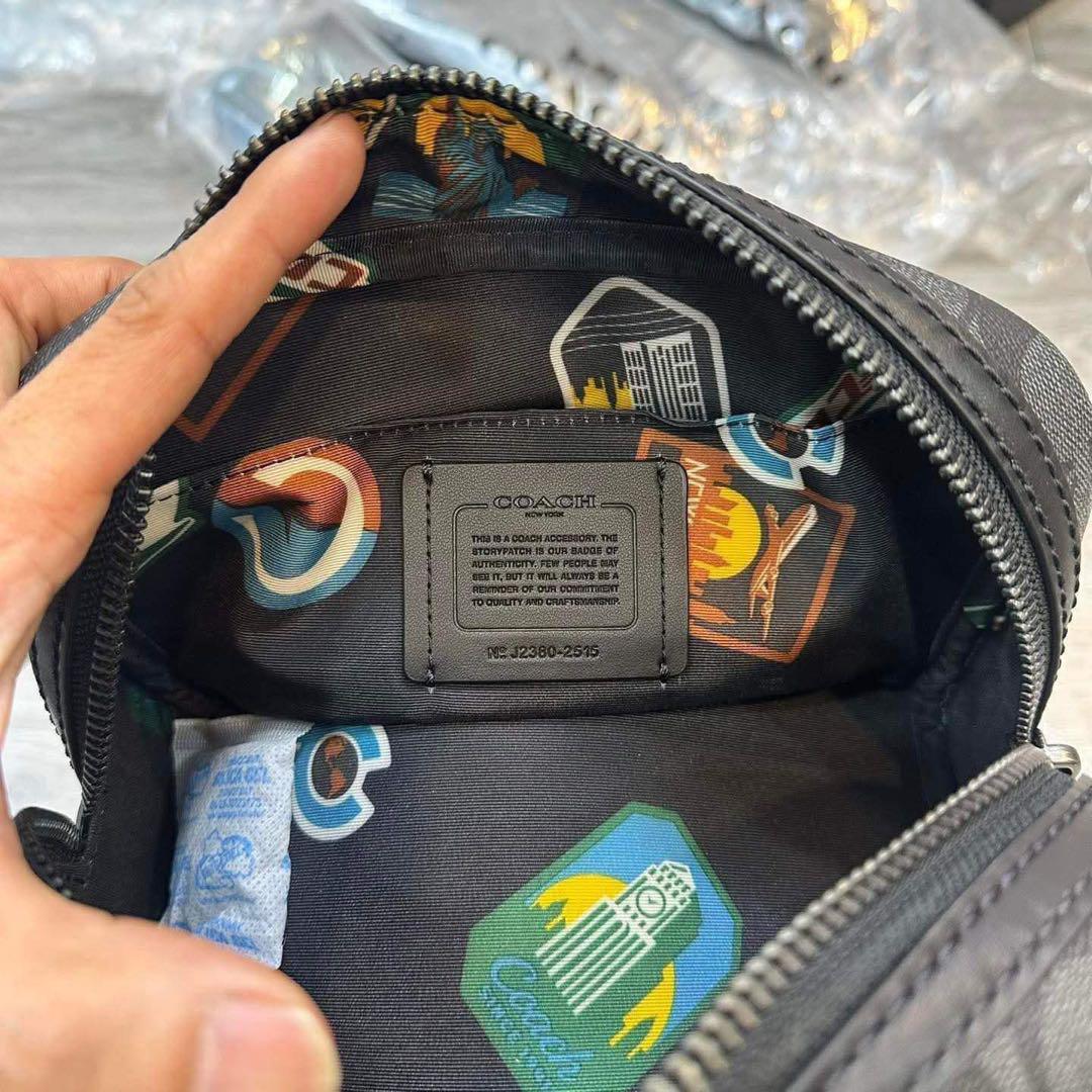 COACH ブラック スマホショルダーバッグ