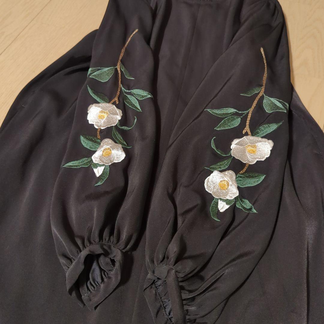 花を着るワンピース 白椿