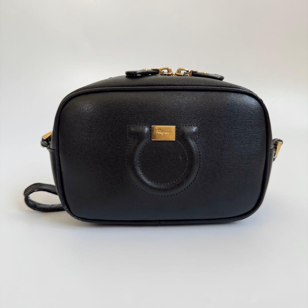 フェラガモ カメラバッグ ガンチーニ ショルダーバッグ 黒 FERRAGAMO
