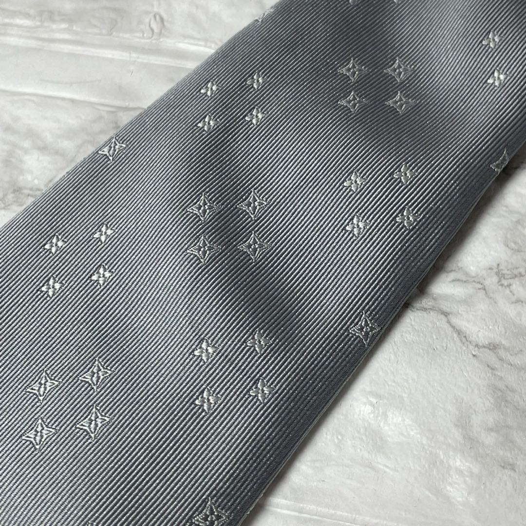 LOUIS VUITTON ルイヴィトン　ネクタイ　モノグラム　スーツ　シルバー