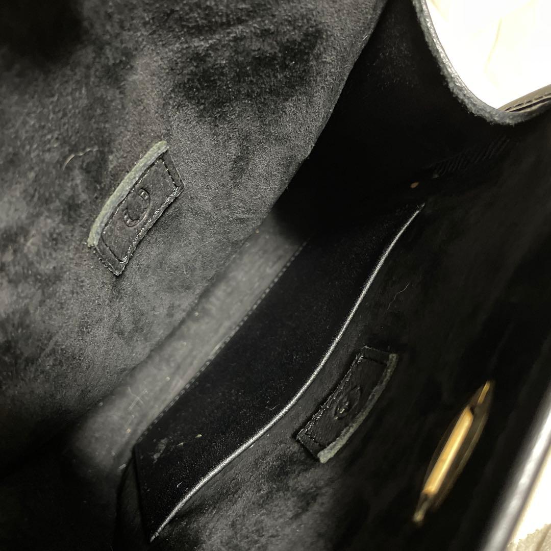 【ラッキ】A（アー）　黒 レザー ショルダーバッグ