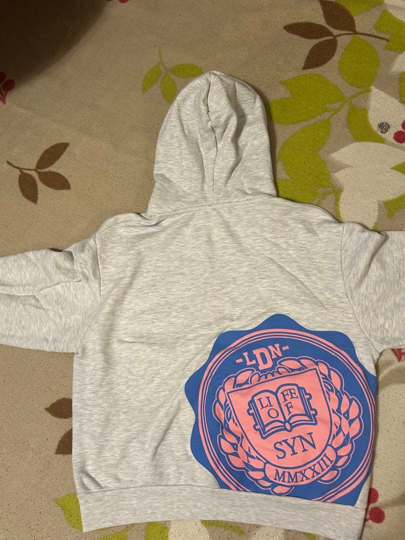 syna world グレーセットアップ