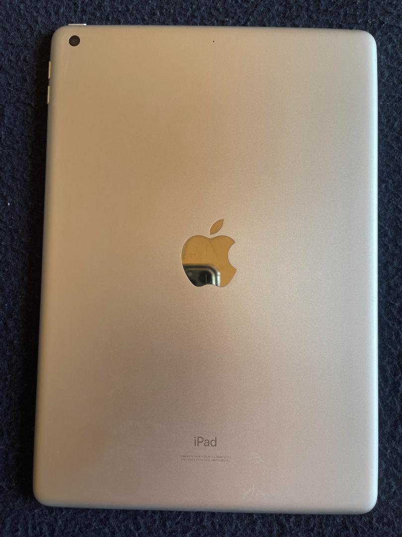 iPad 第8世代10.2インチWi-Fi32GBバッテリー86% 美品013
