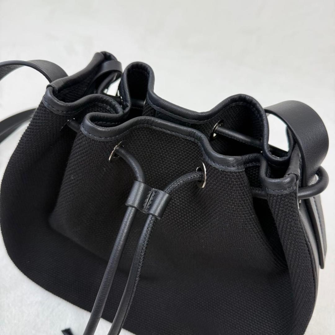未使用品☆セオリー ショルダーバッグ クロスボディ ブラック 保存袋付き