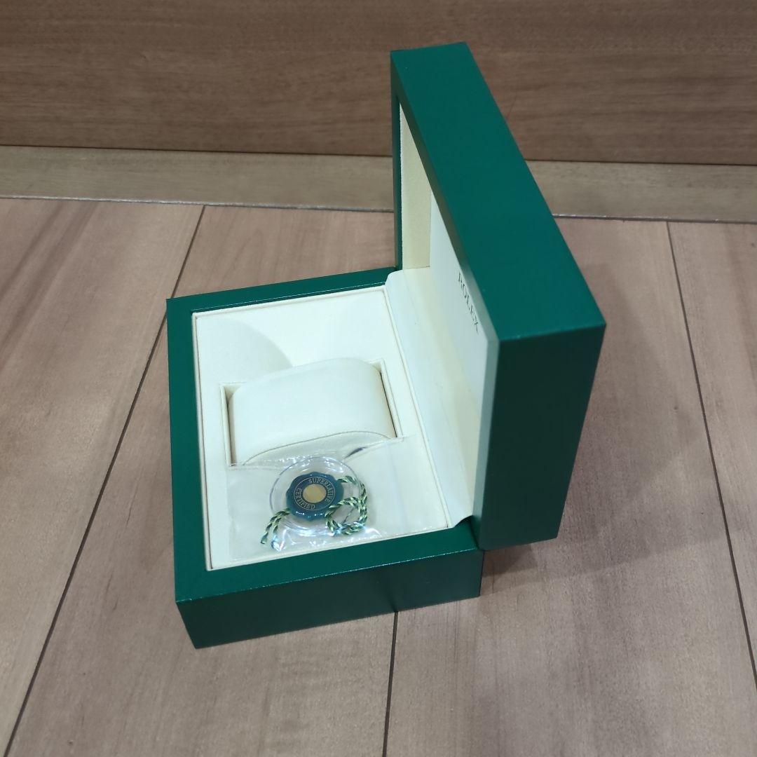 ROLEX グリーンボックスとタグ付き