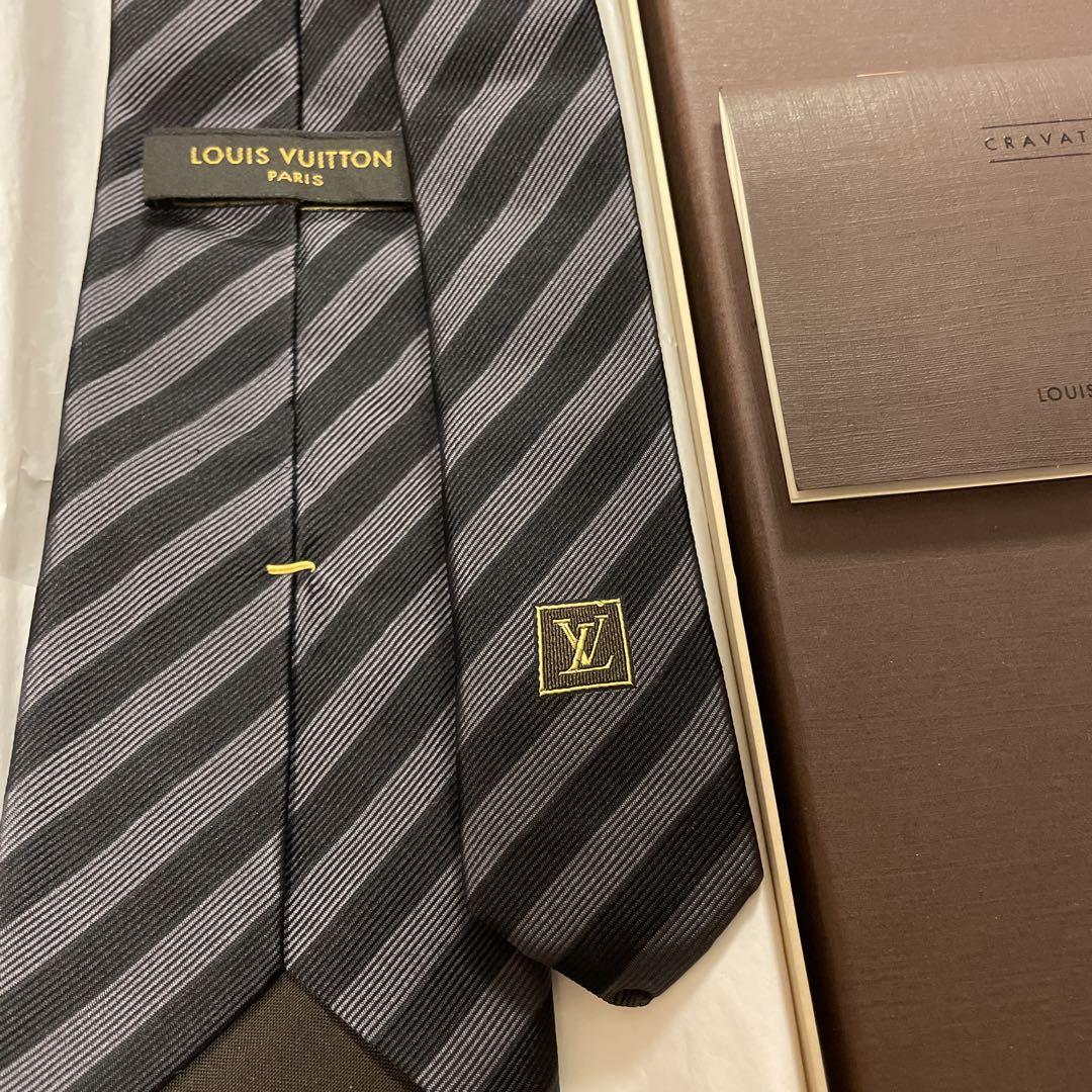 louis-vuitton-lv-blason-dots-