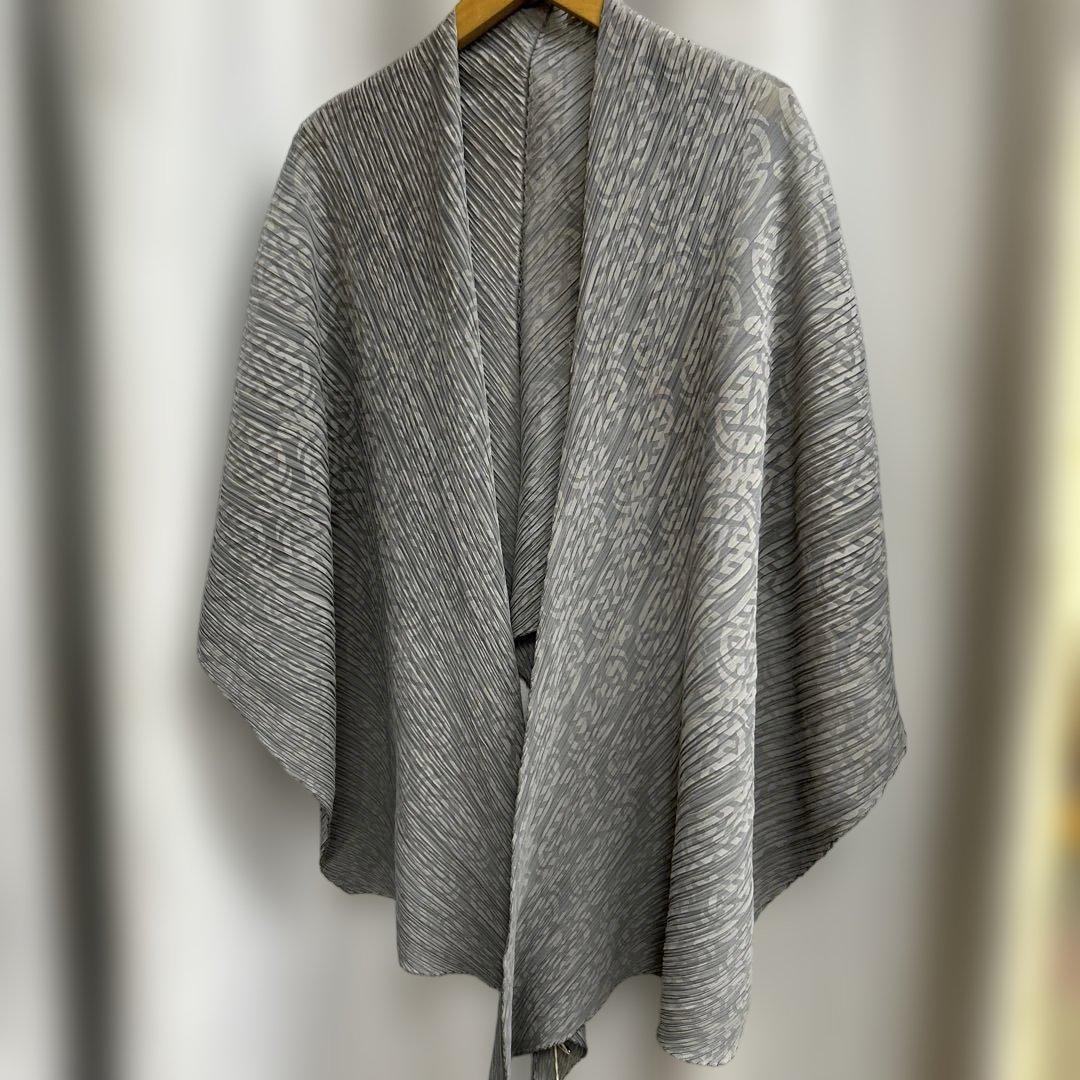 PLEATS PLEASE プリーツプリーズ　グレー ストール　美品 イッセイミヤケ プリーツプリーズグレー地模様入りショール 新品