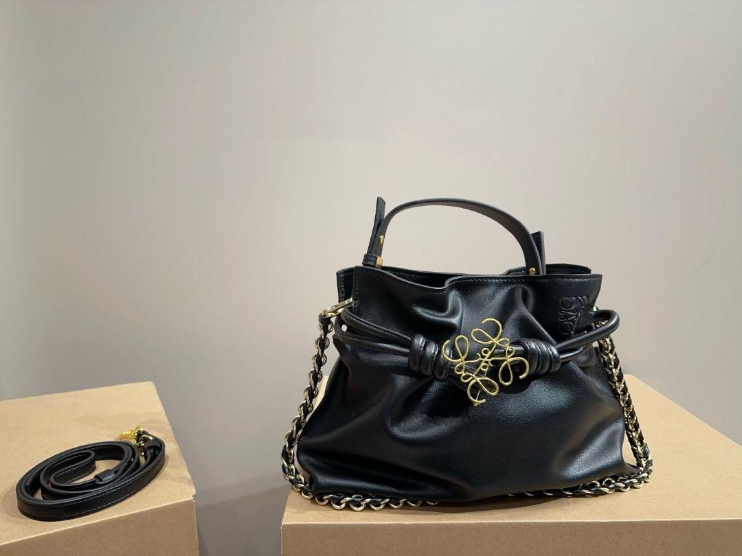 黒のレザーショルダーバッグ