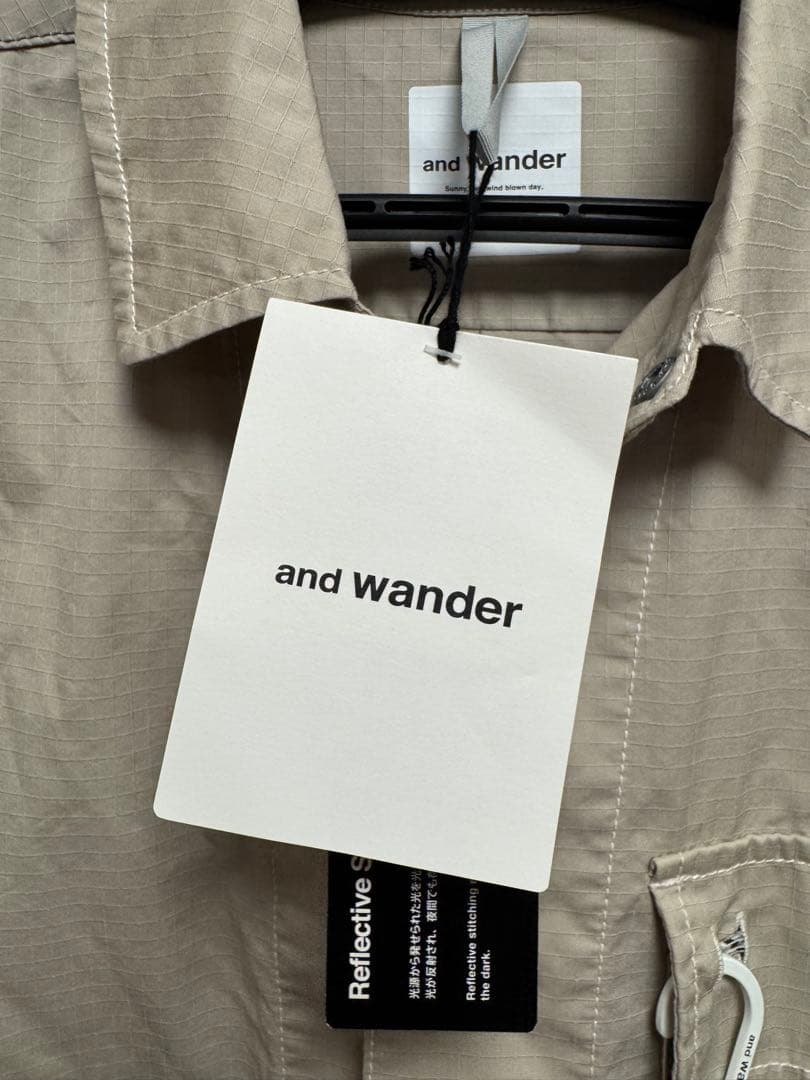 and wander ナイロンジャケット ベージュ