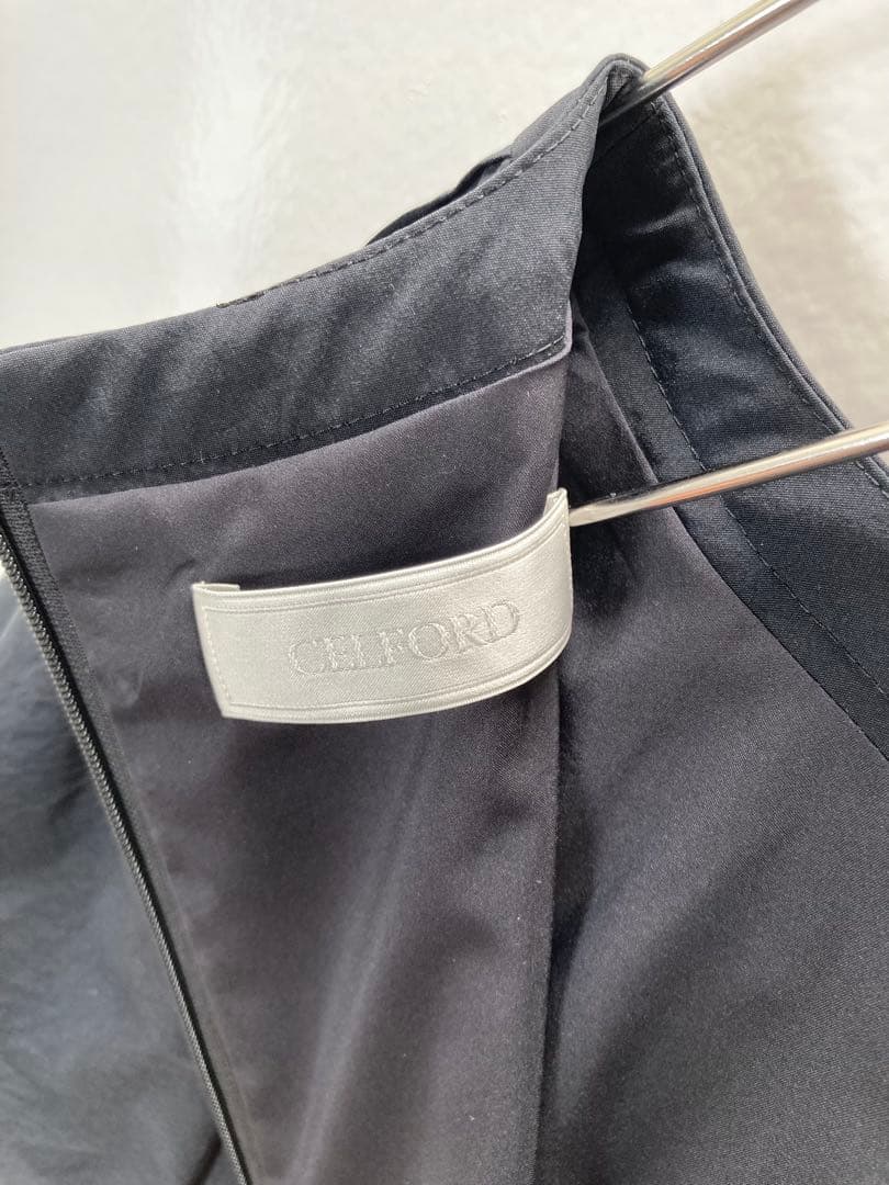 ブラック 袖フリル