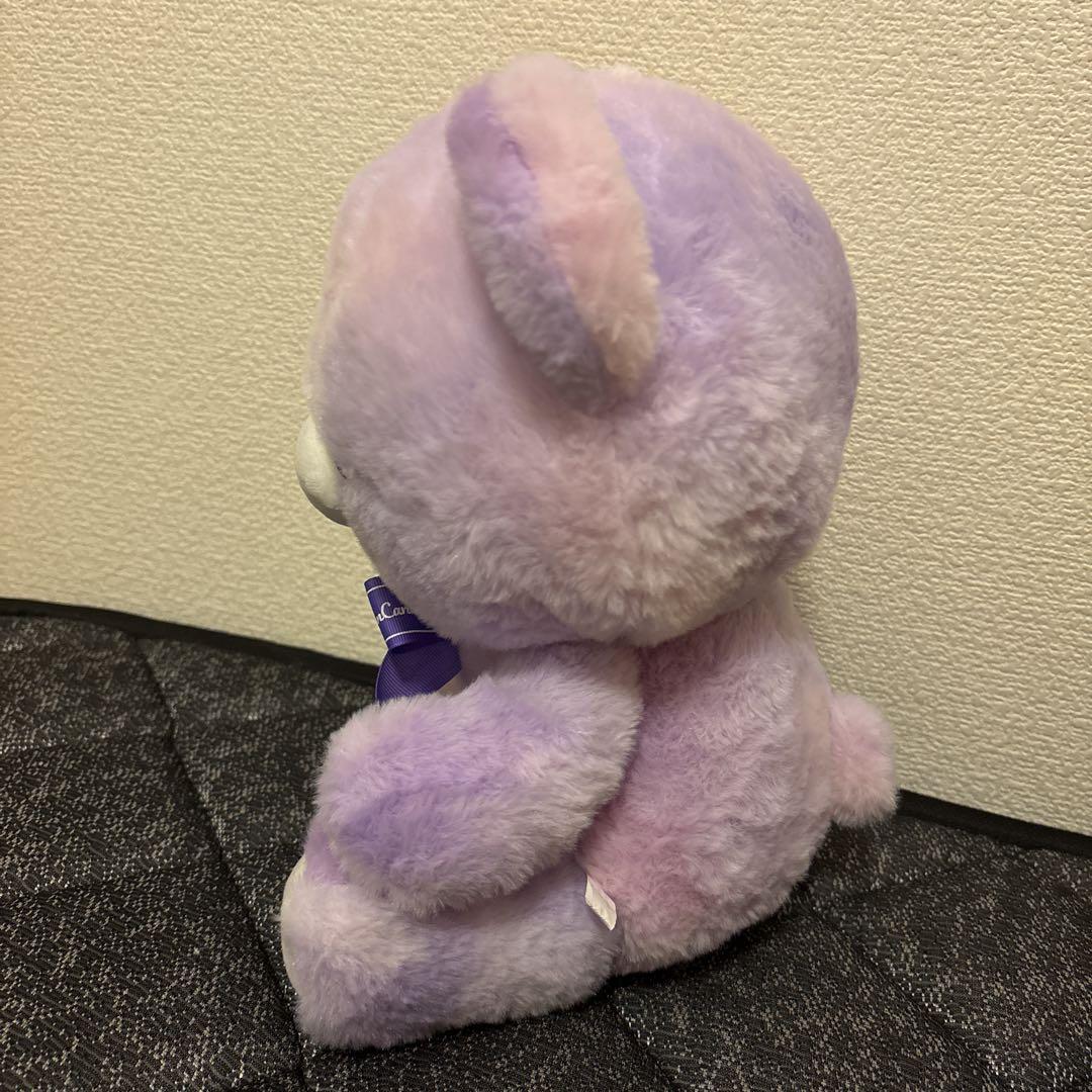 紫色のリボン付きクマのぬいぐるみ