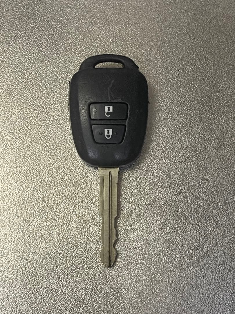 トヨタ キーレスエントリーキー 2ボタン 匿名発送 ジャンクTOYOTA BRIGHTFACE_UK