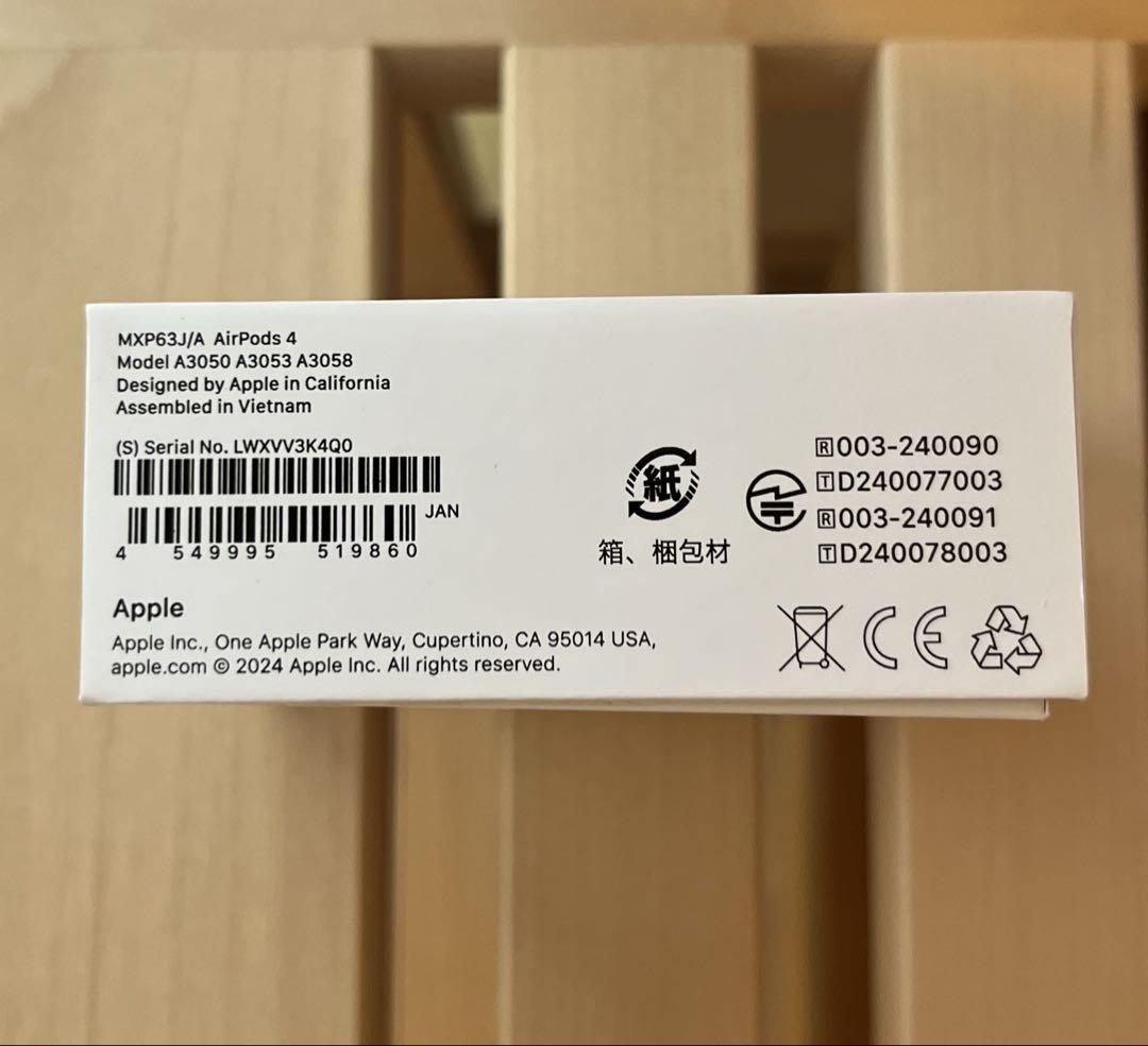 美品 Apple AirPods 4 正規品 （左右イヤホン、充電ケース、本体）