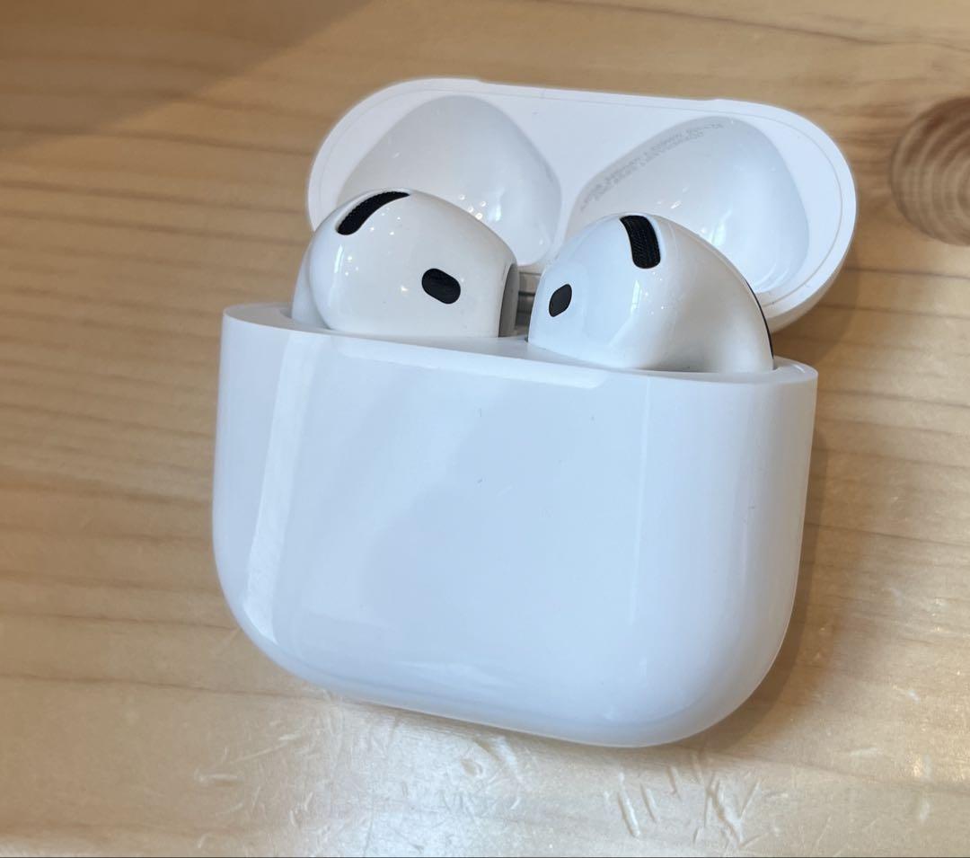 美品 Apple AirPods 4 正規品 （左右イヤホン、充電ケース、本体）
