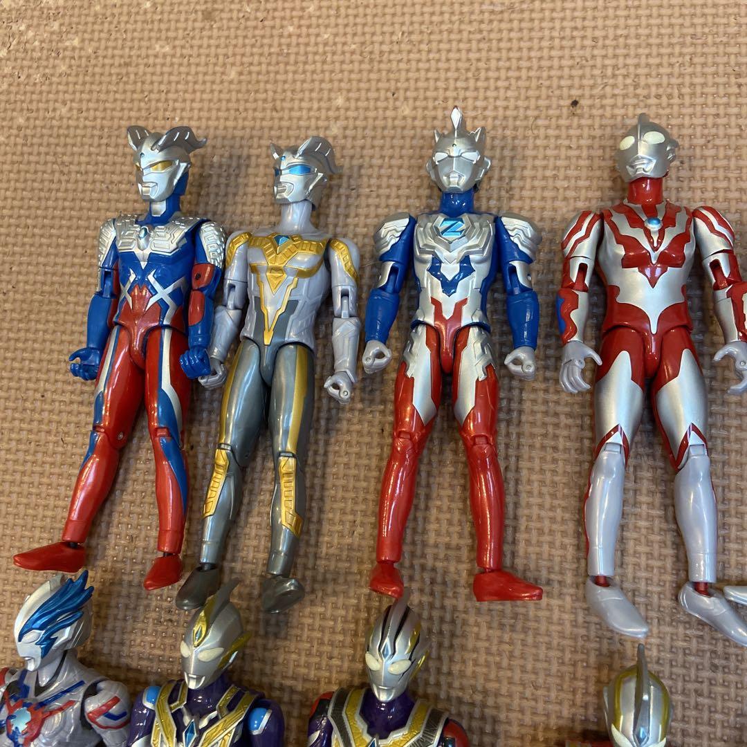 可動式ウルトラマンフィギュア 24体セット 武器付き
