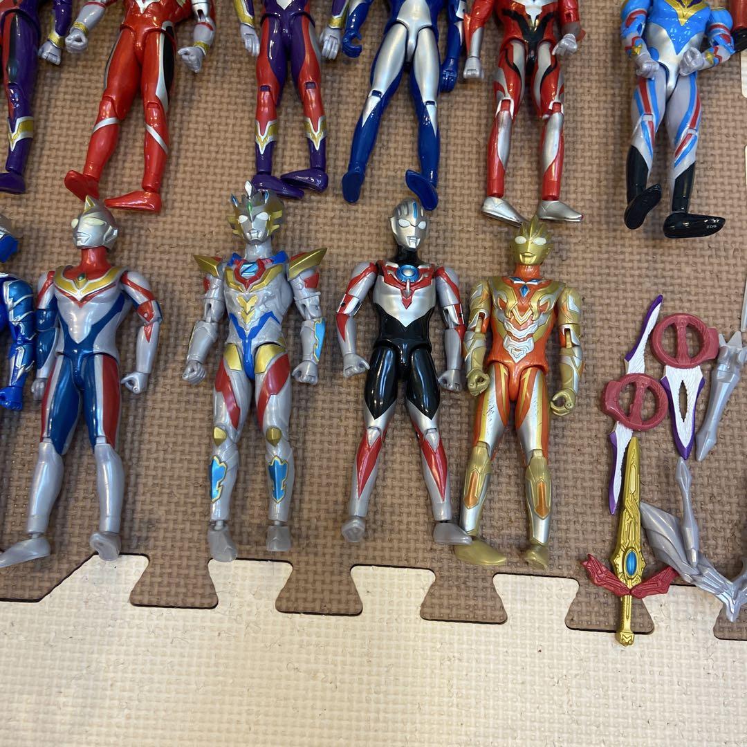 可動式ウルトラマンフィギュア 24体セット 武器付き
