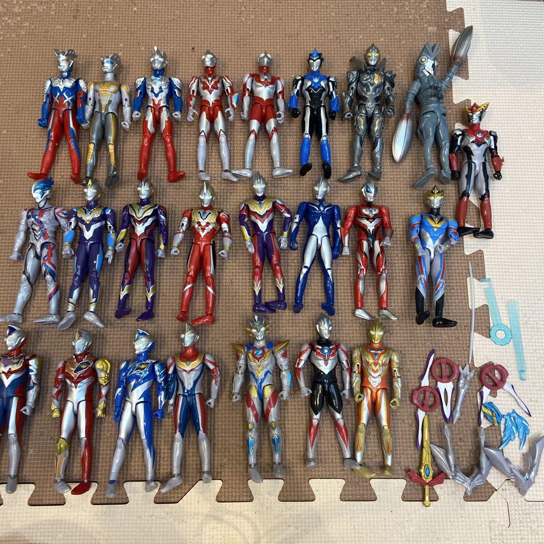 可動式ウルトラマンフィギュア 24体セット 武器付き