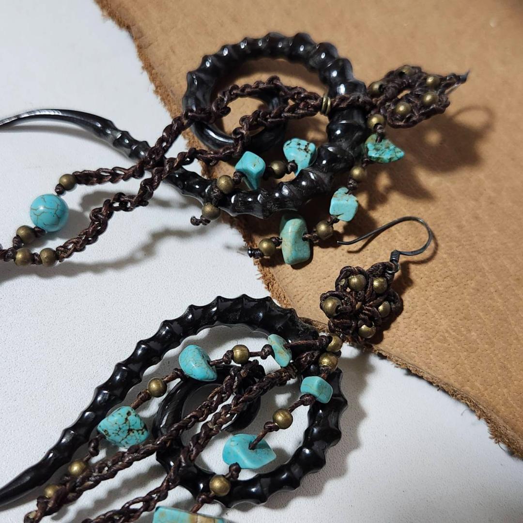 ボーン カービング ターコイズ ワックスコード フリンジ ピアス トライバル