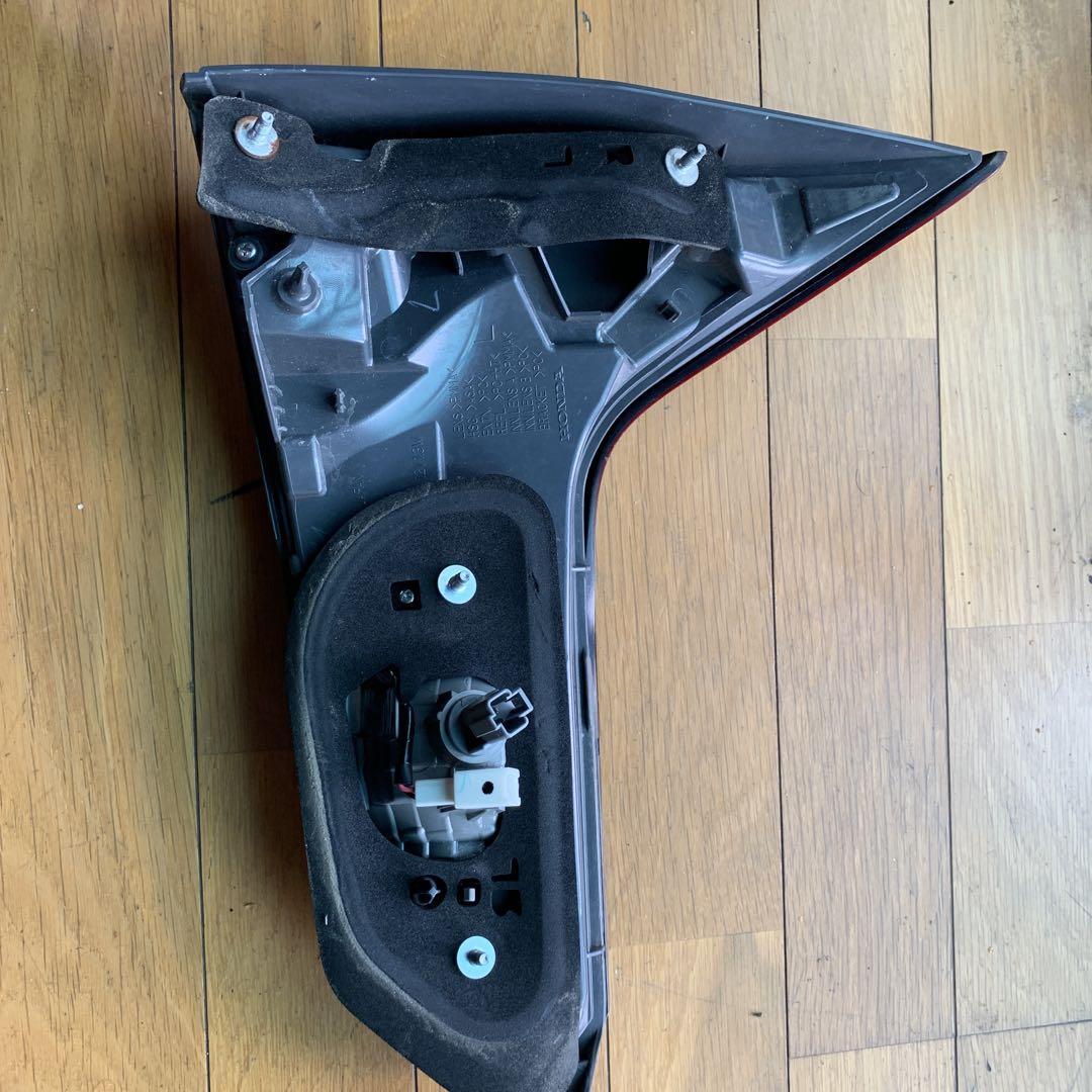 ホンダ ヴェゼルのテールランプ（左右とも良好な状態）